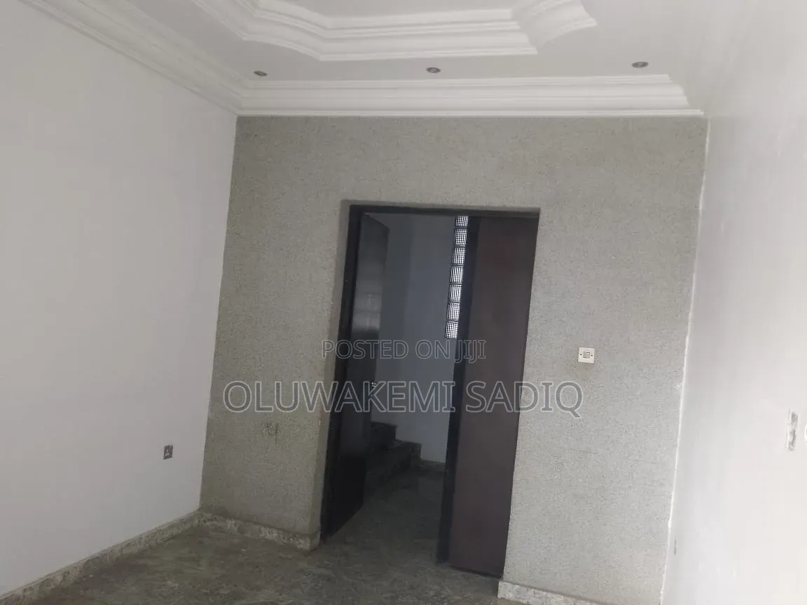 7bdrm Duplex in Ikeja Gra for rent