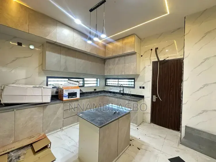 5bdrm Duplex in Ologolo for rent