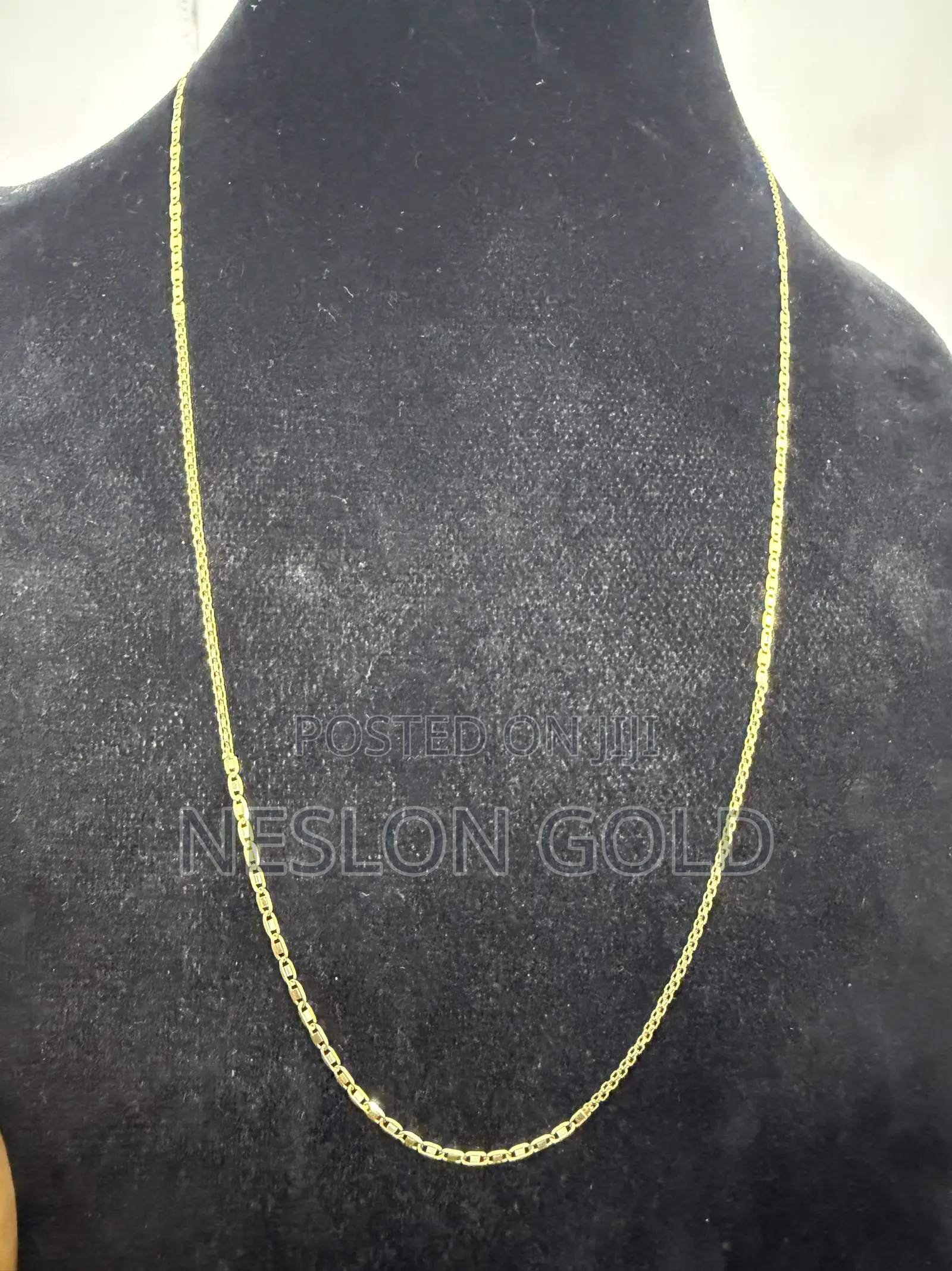Italy 750 Tested 18karat Solid Gold Necklace Blade and Carpet