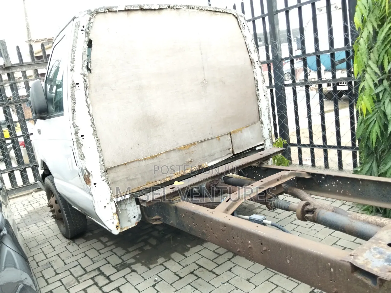 Ford E-350 2002 White