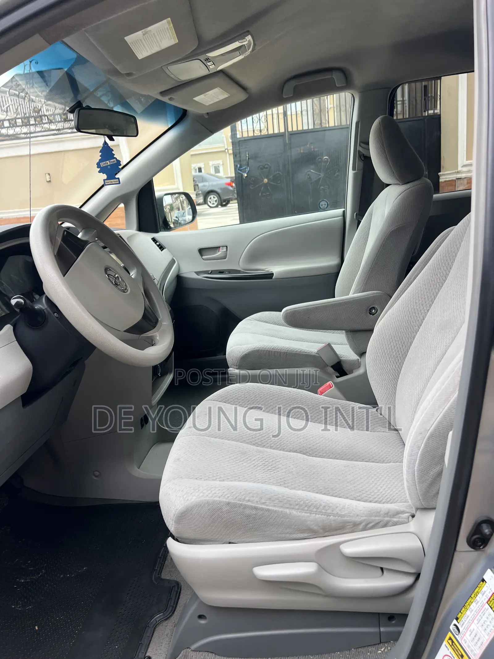 Toyota Sienna LE 8 Passenger 2011 Silver