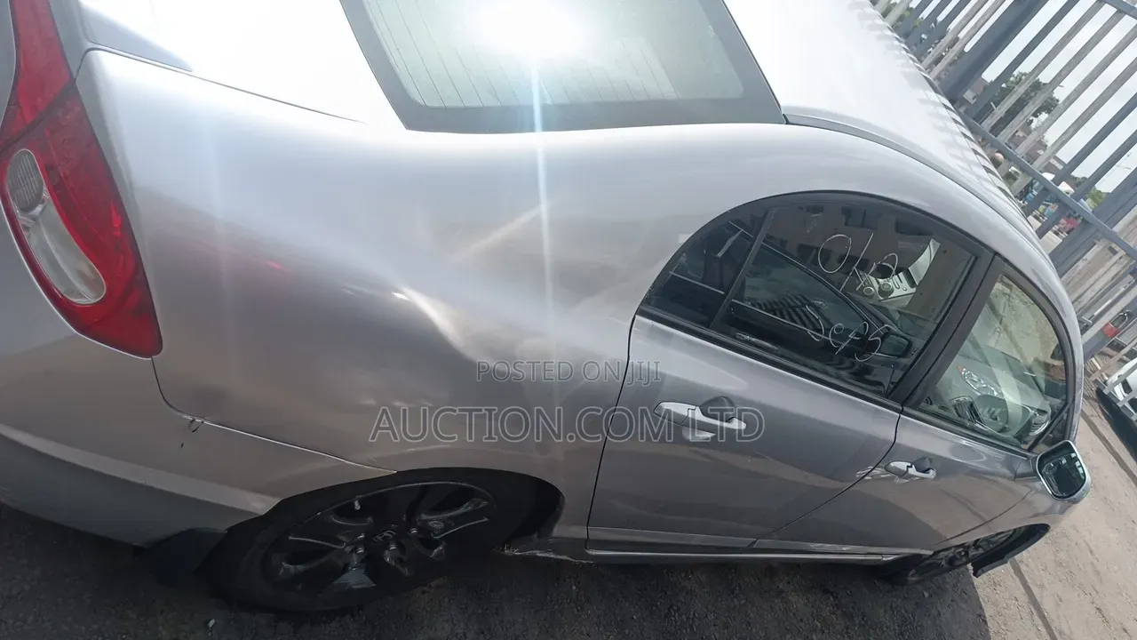 Honda Civic 1.8 5 Door Automatic 2011 Silver