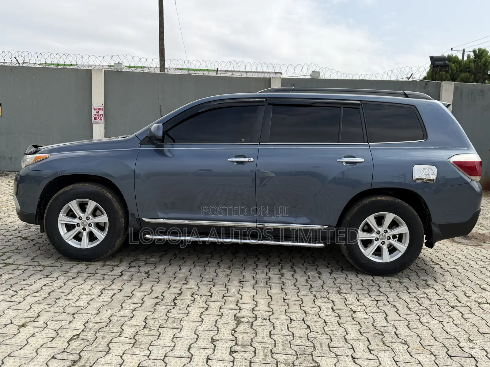 Toyota Highlander SE 2011 Blue