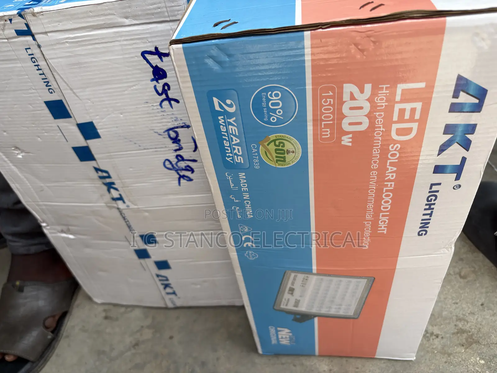 Akt 200 Watts Light