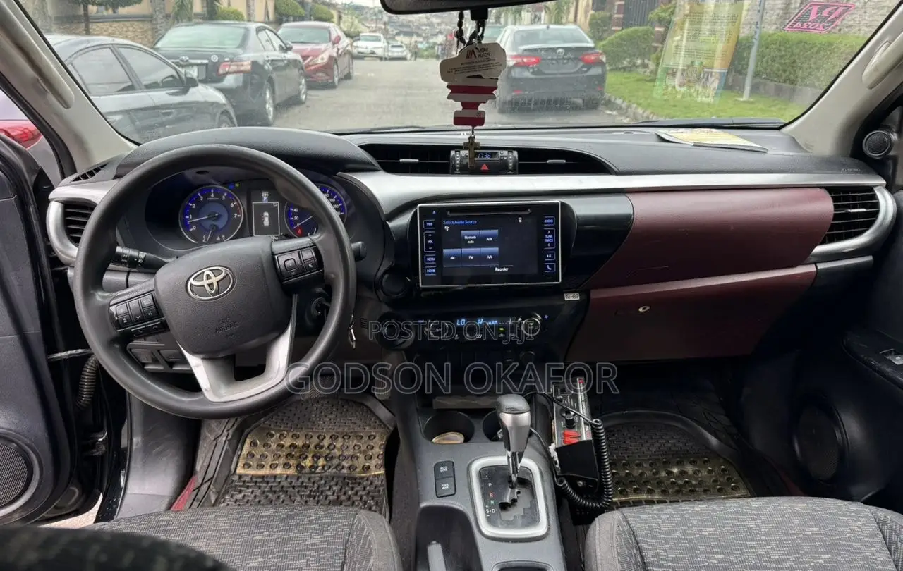 Toyota Hilux 2016 Black