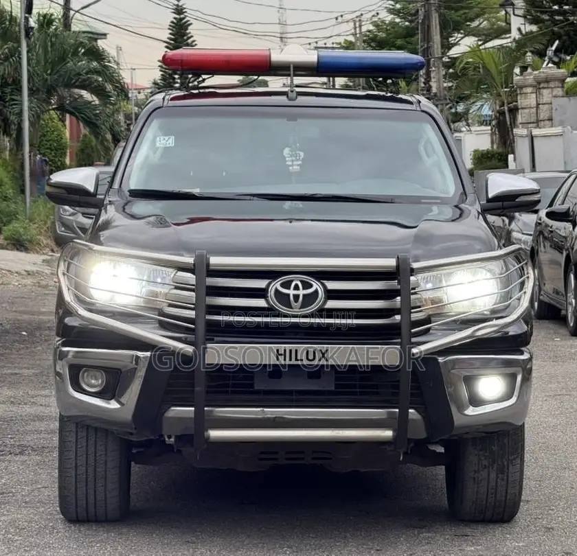 Toyota Hilux 2016 Black