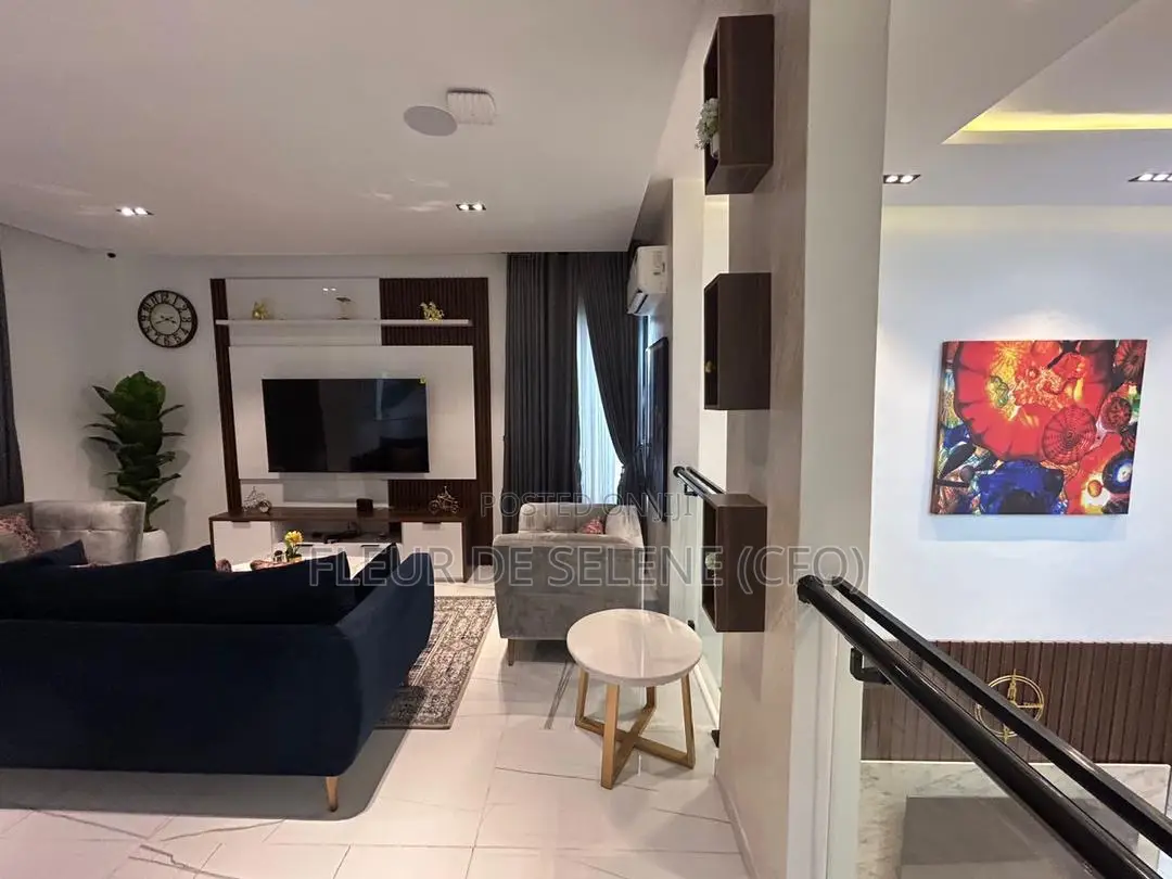 Luxurious 5 Bedroom Manson With Private Cinema