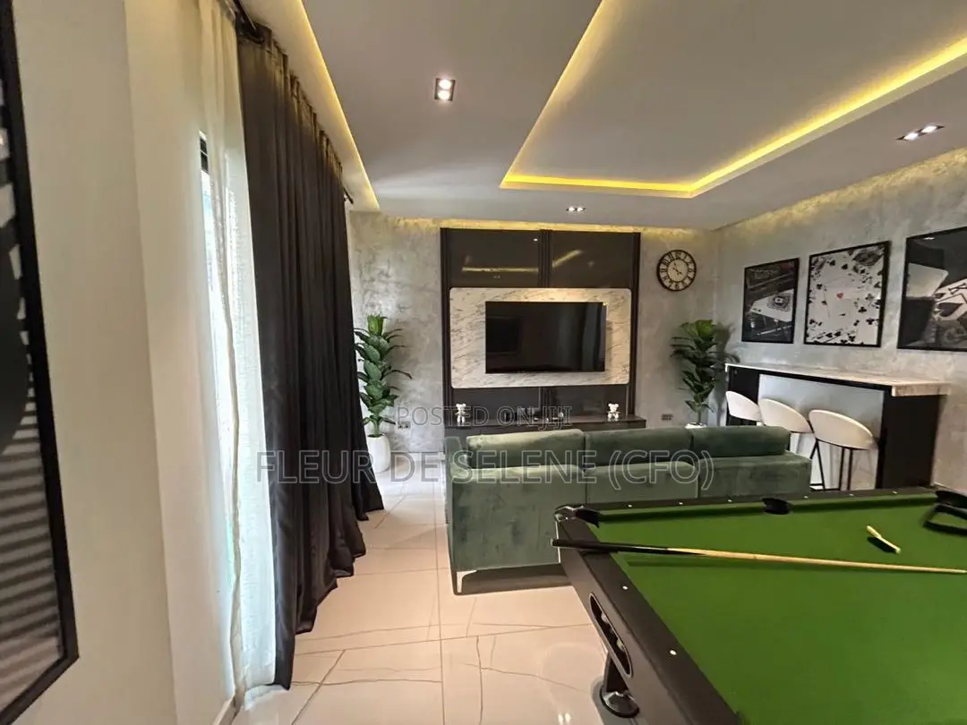 Luxurious 5 Bedroom Manson With Private Cinema