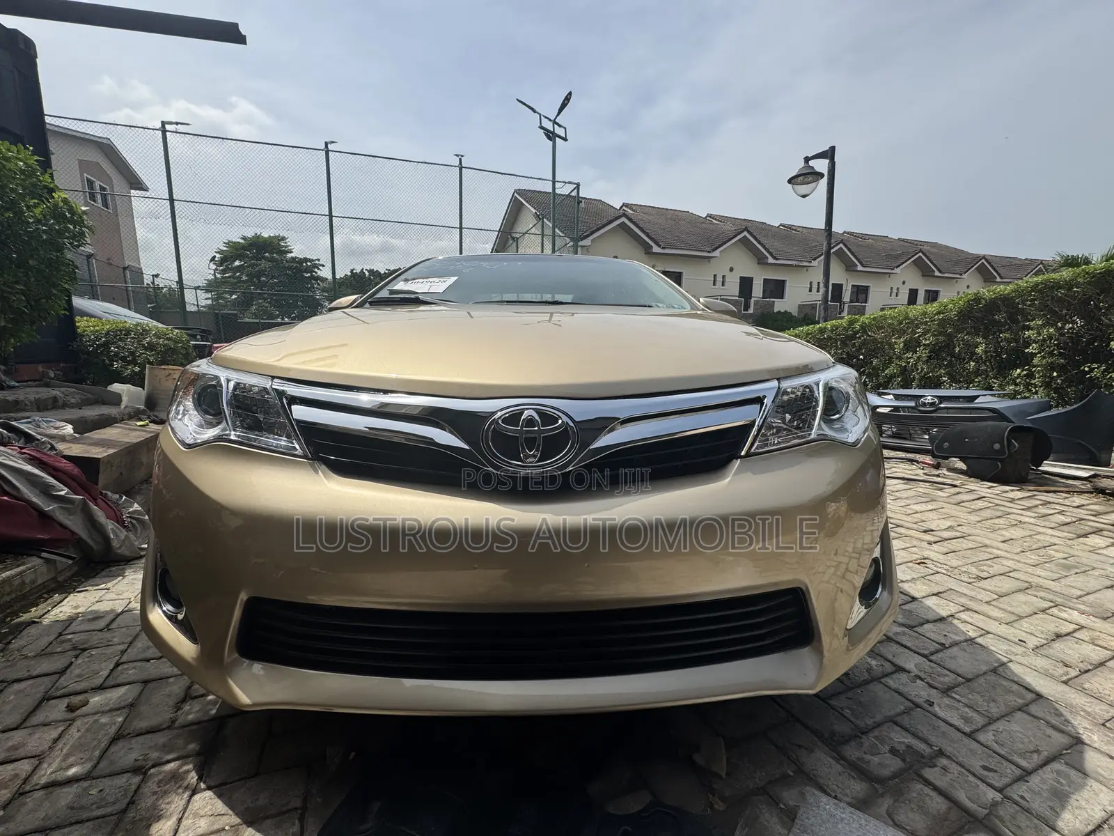Toyota Camry LE 4dr Sedan (2.5L 4cyl 6A) 2012 Gold