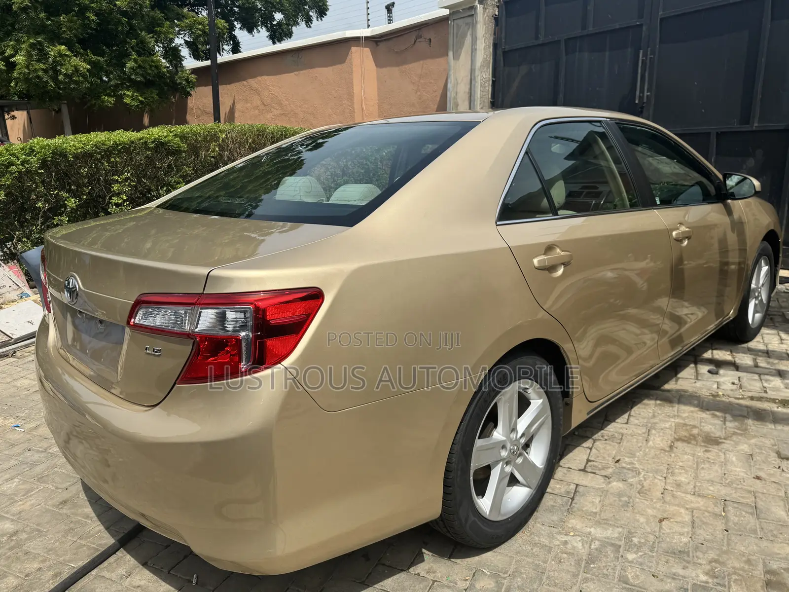 Toyota Camry LE 4dr Sedan (2.5L 4cyl 6A) 2012 Gold