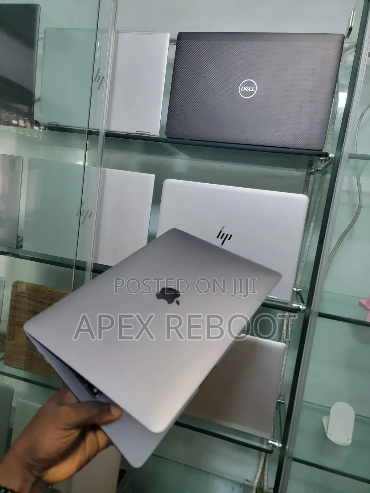 Laptop Apple MacBook Pro 2022 M2 8GB Apple M2 SSD 256GB