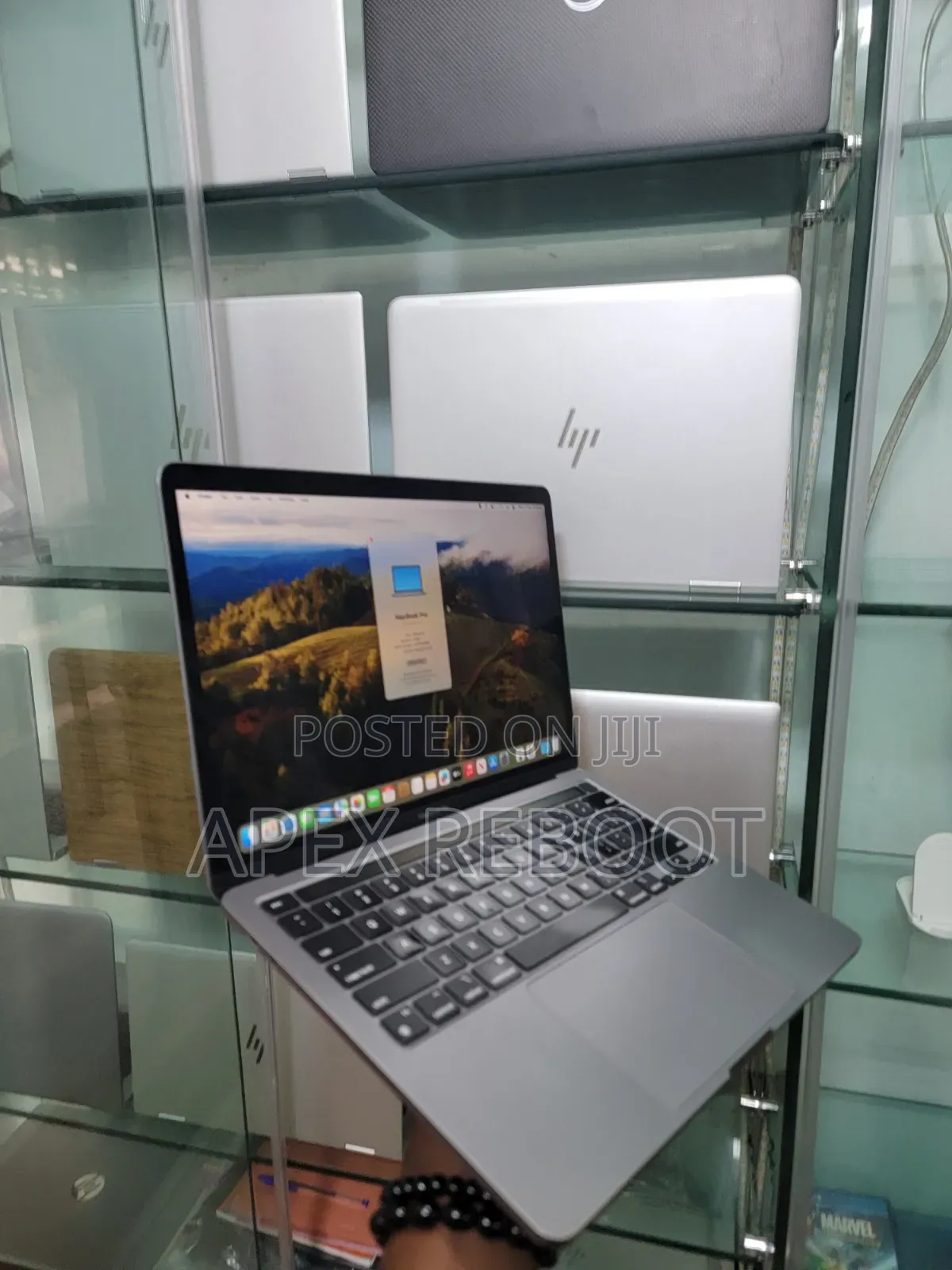 Laptop Apple MacBook Pro 2022 M2 8GB Apple M2 SSD 256GB