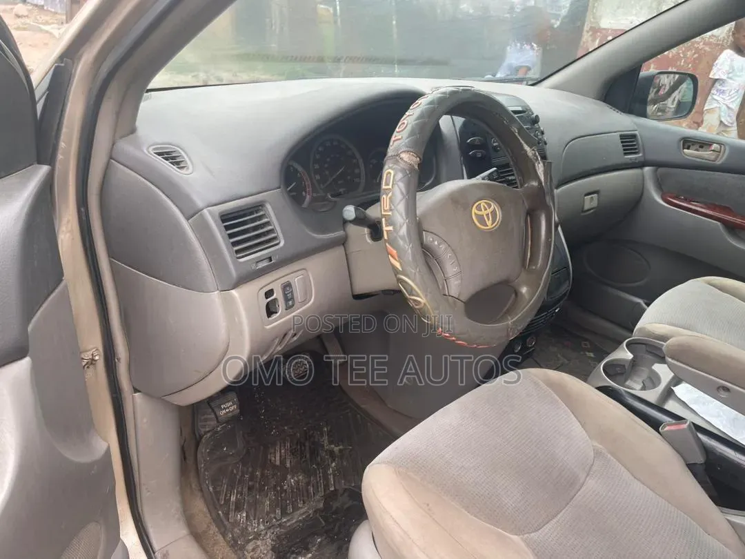Toyota Sienna LE AWD 2005 Gold