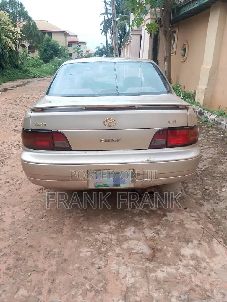 Toyota Camry 2000 Gold