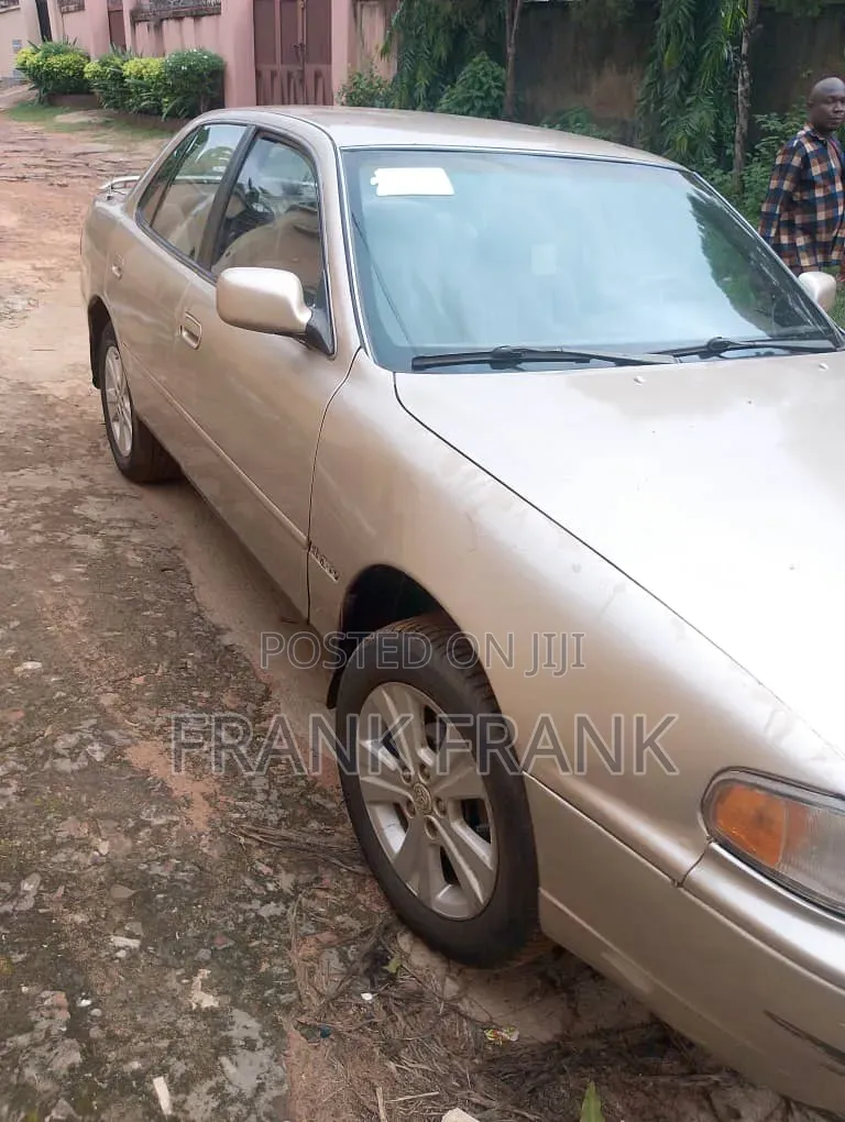 Toyota Camry 2000 Gold