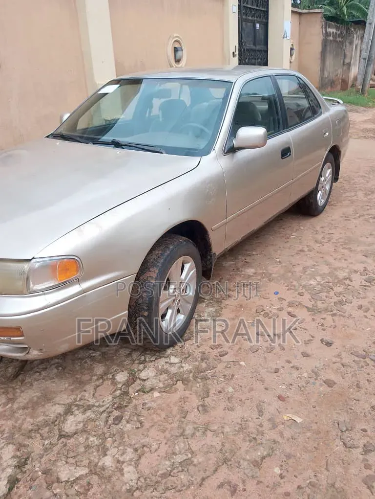 Toyota Camry 2000 Gold
