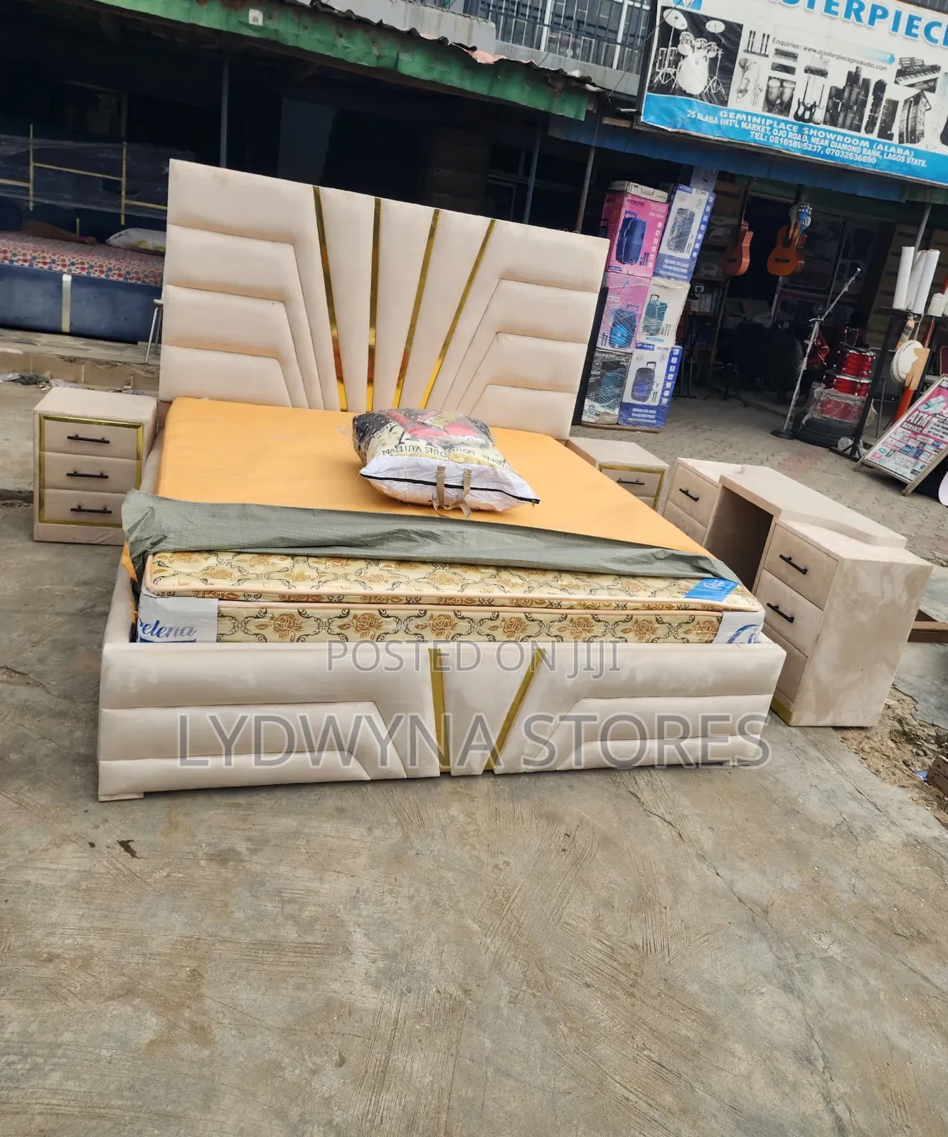 Sweet Quality Upholstery Padded Complete Set of Bedframe
