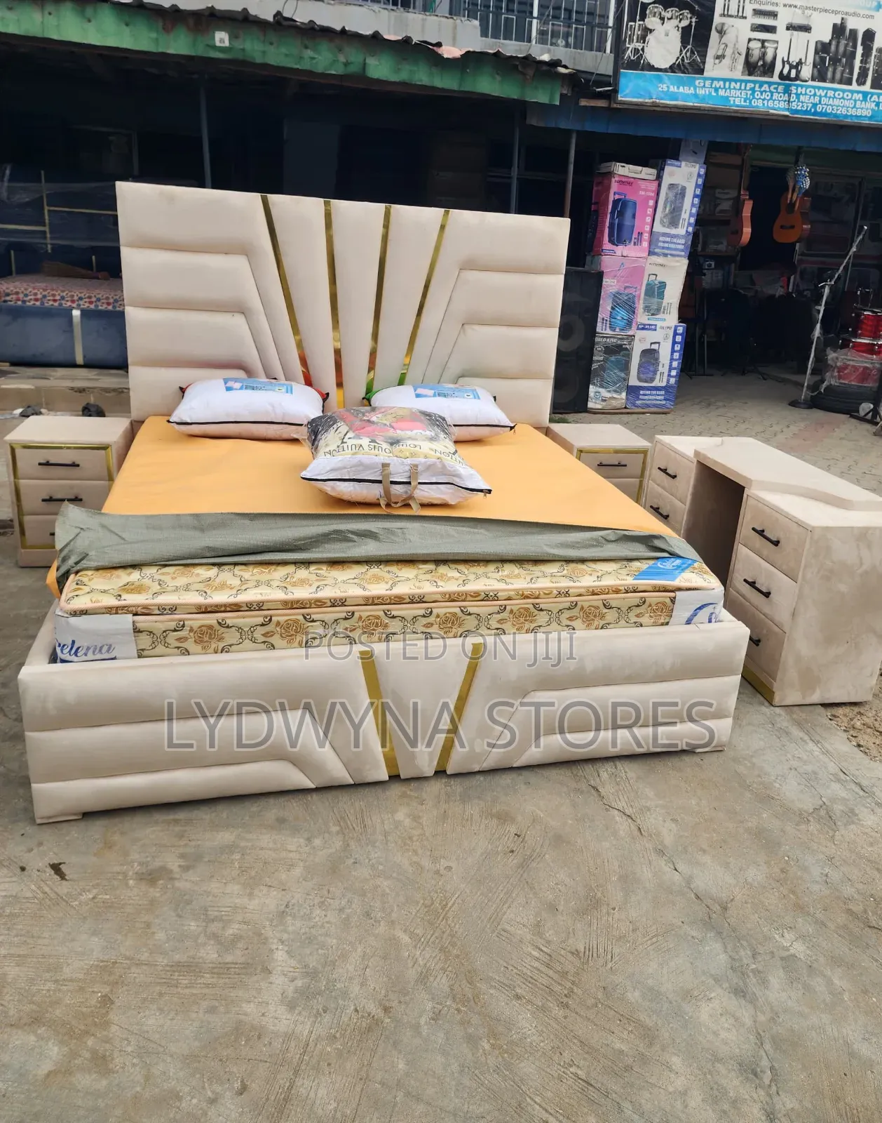 Luxury Comfortable Quality Upholstery Padded Complete Set of Bedframe