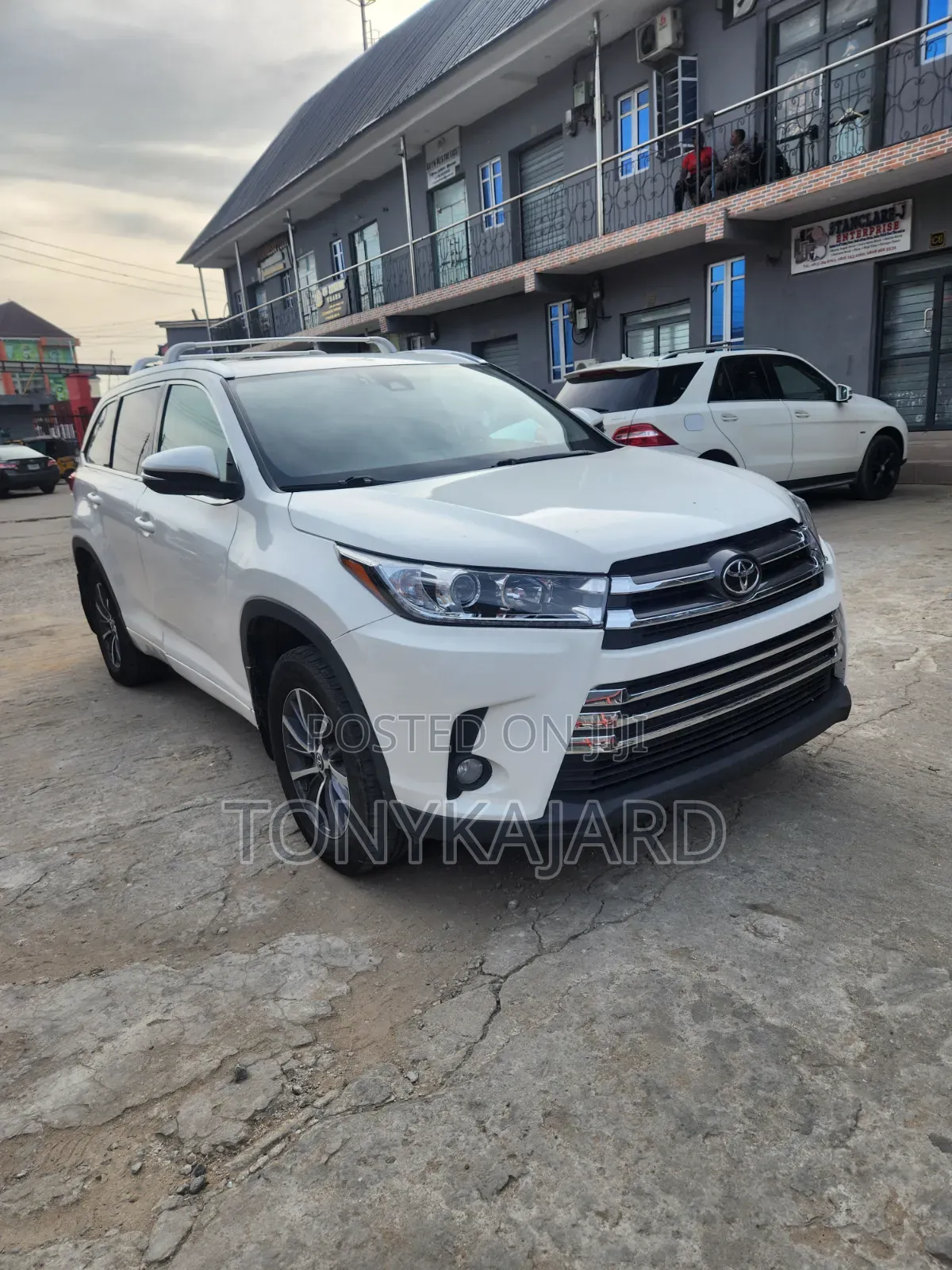 Toyota Highlander XLE 4x4 V6 (3.5L 6cyl 8A) 2018 White