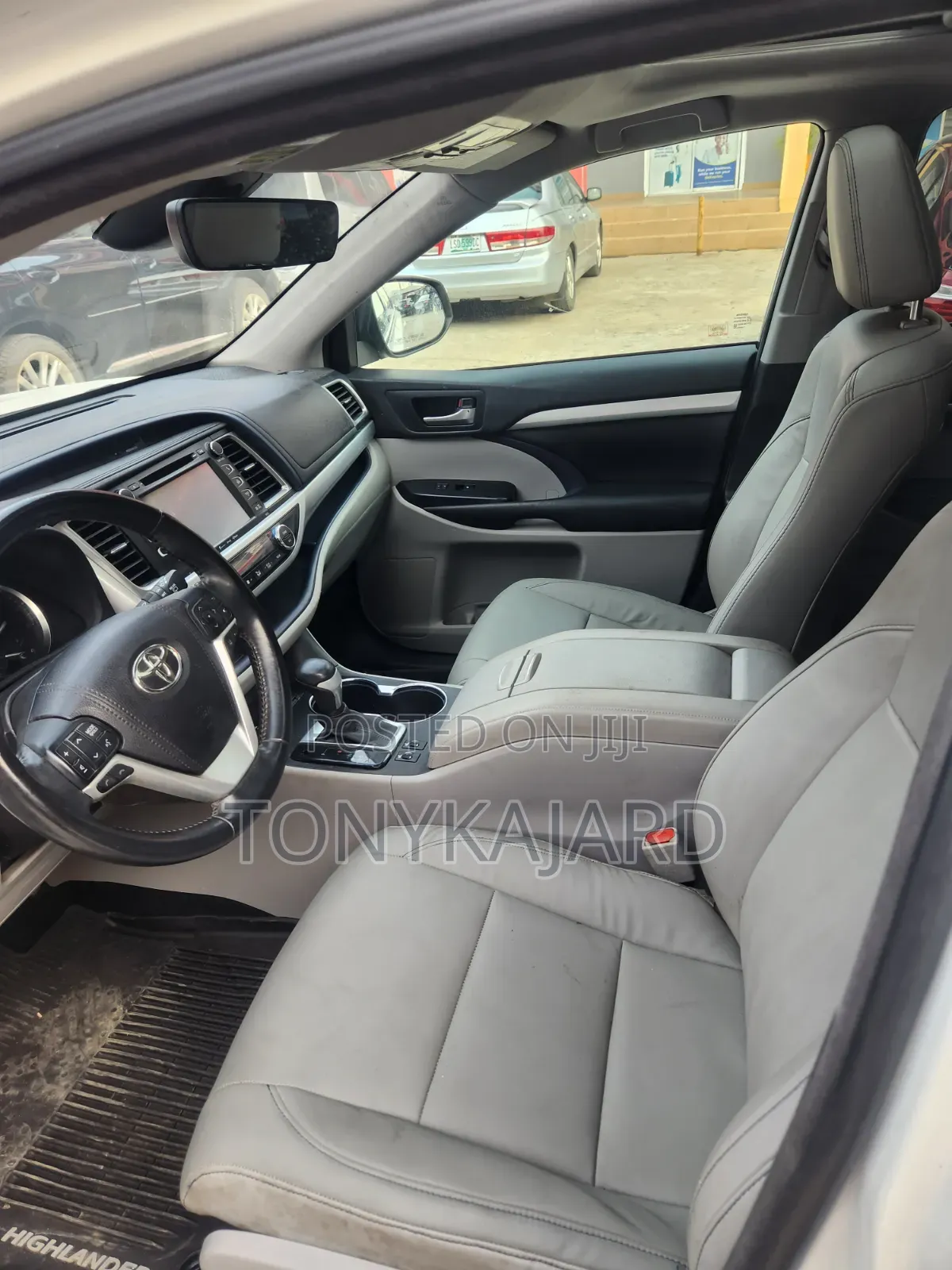 Toyota Highlander XLE 4x4 V6 (3.5L 6cyl 8A) 2018 White
