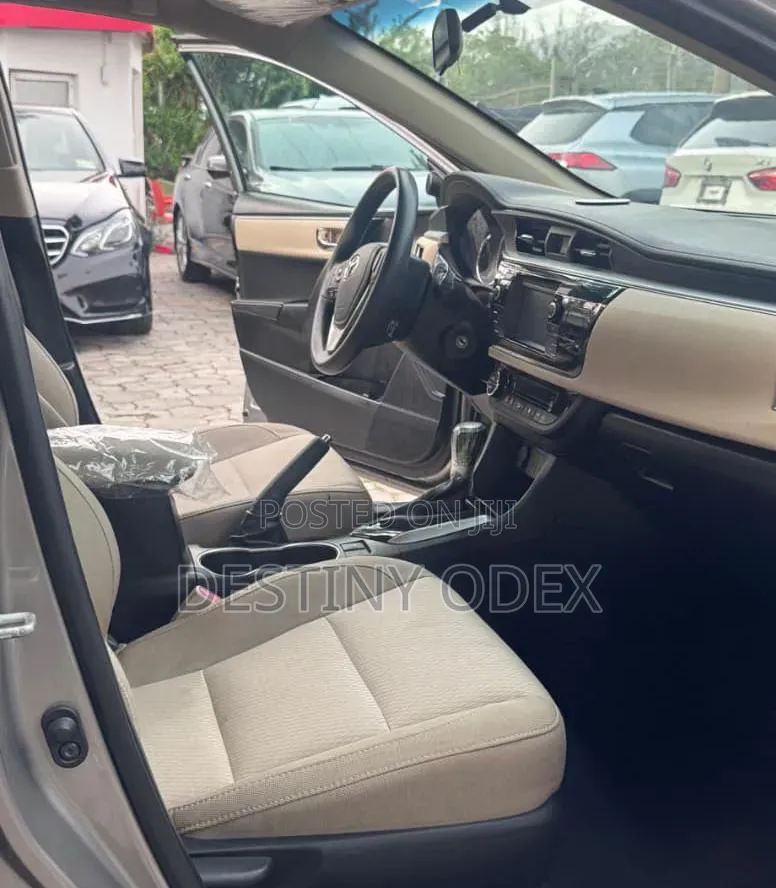 Toyota Corolla LE 4dr Sedan (1.8L 4cyl CVT) 2015 Beige