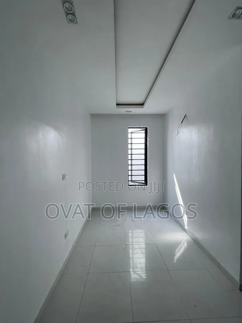 4bdrm Duplex in Ikota for sale
