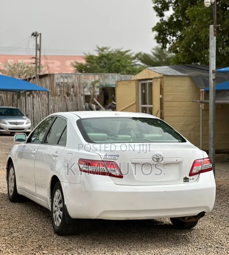 Toyota Camry LE 4dr Sedan (2.5L 4cyl 6AM) 2010 White