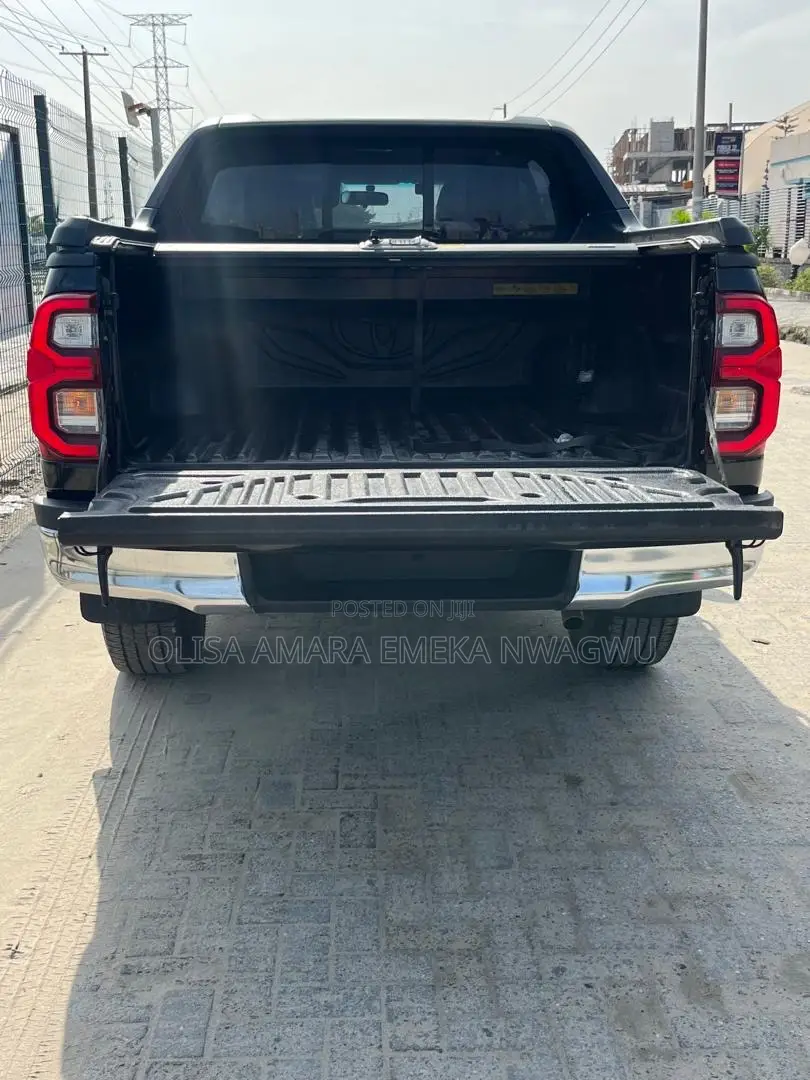 Toyota Hilux 2025 Black
