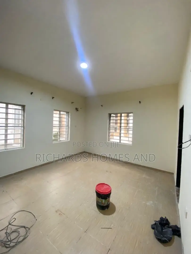 3bdrm Apartment in Osapa london for rent