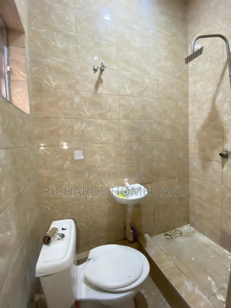 3bdrm Apartment in Osapa london for rent
