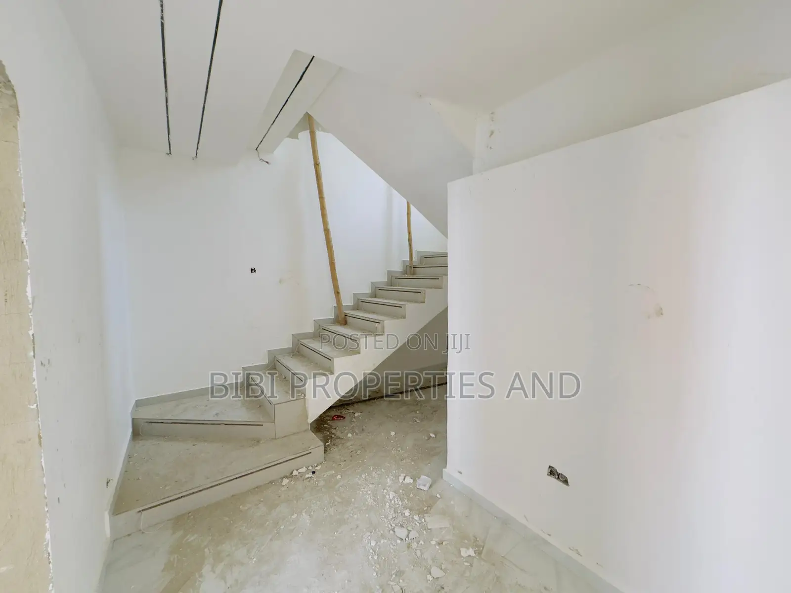 4bdrm Townhouse/Terrace in Utako for sale