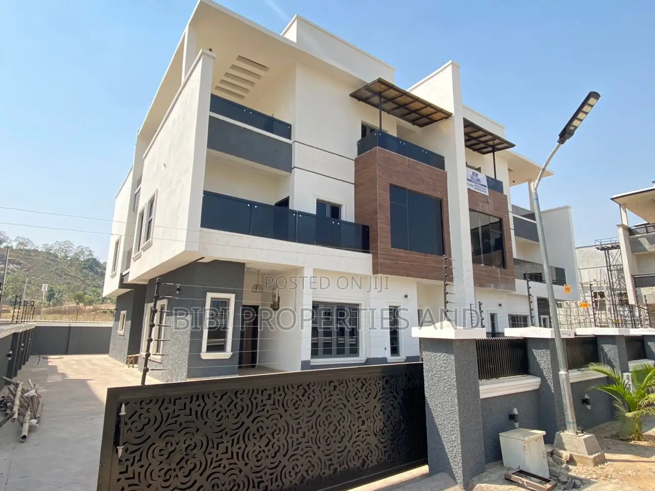 5bdrm Duplex in Idu for sale