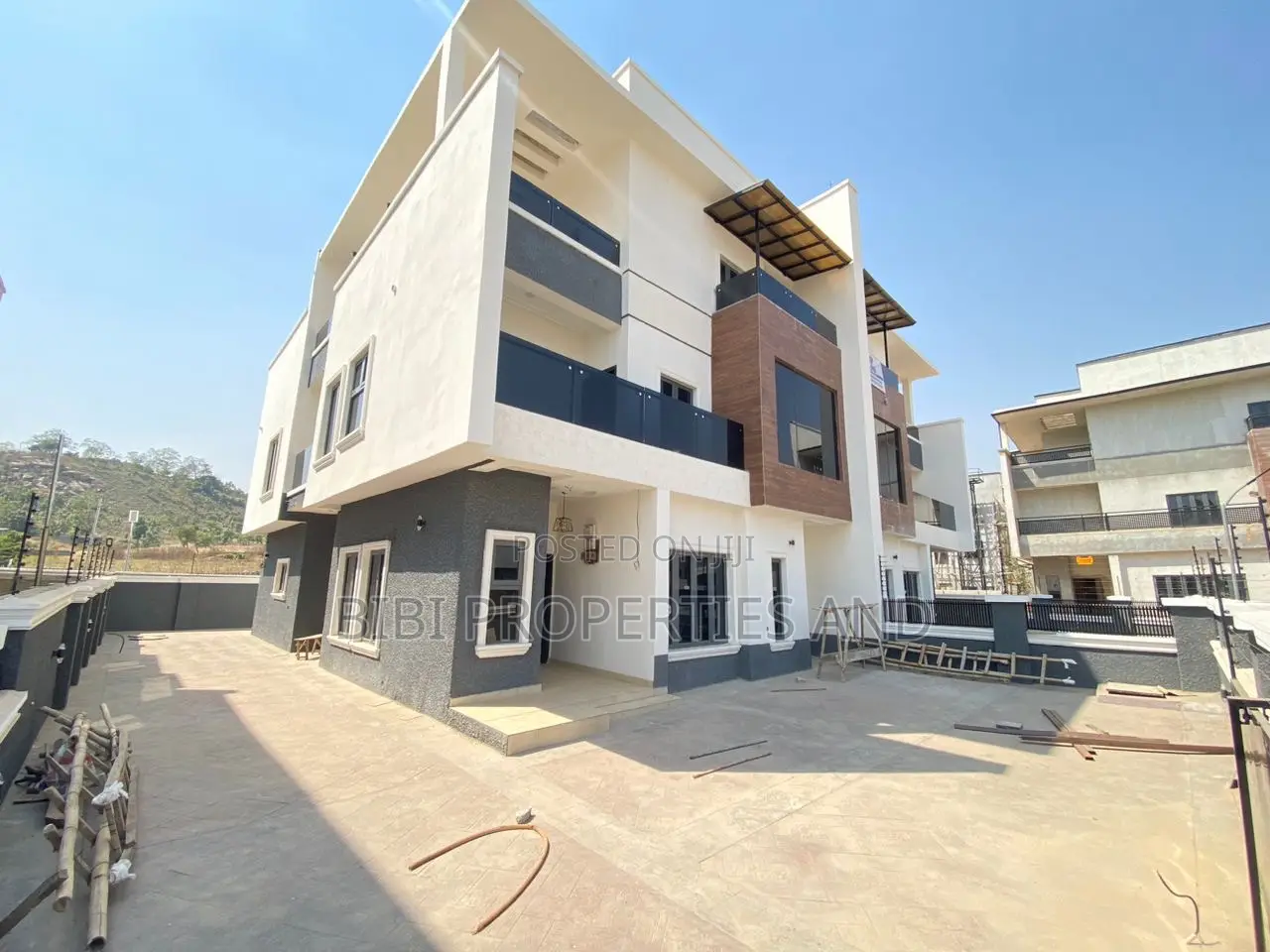 5bdrm Duplex in Idu for sale