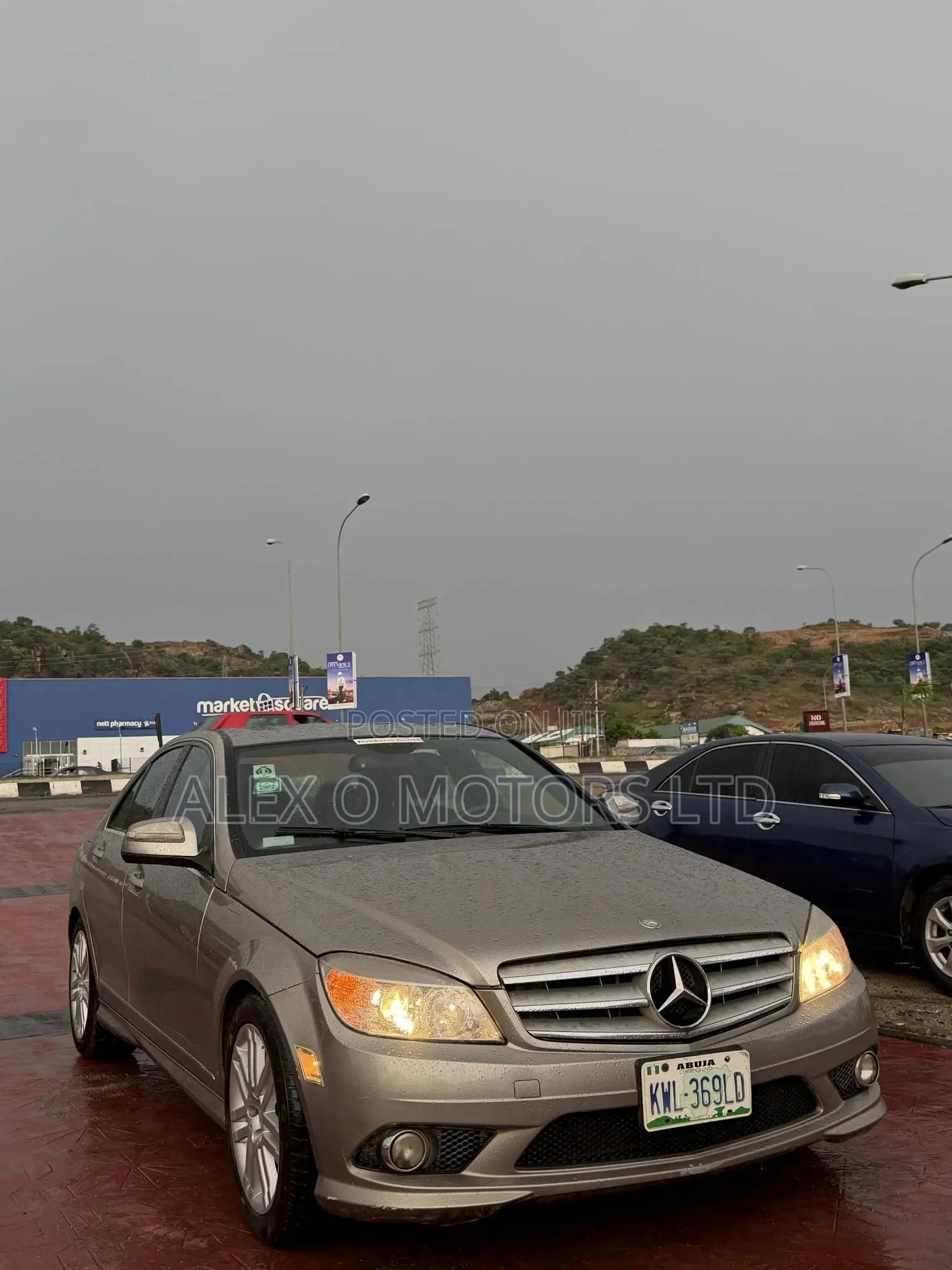 Mercedes-Benz C300 2009 Gold