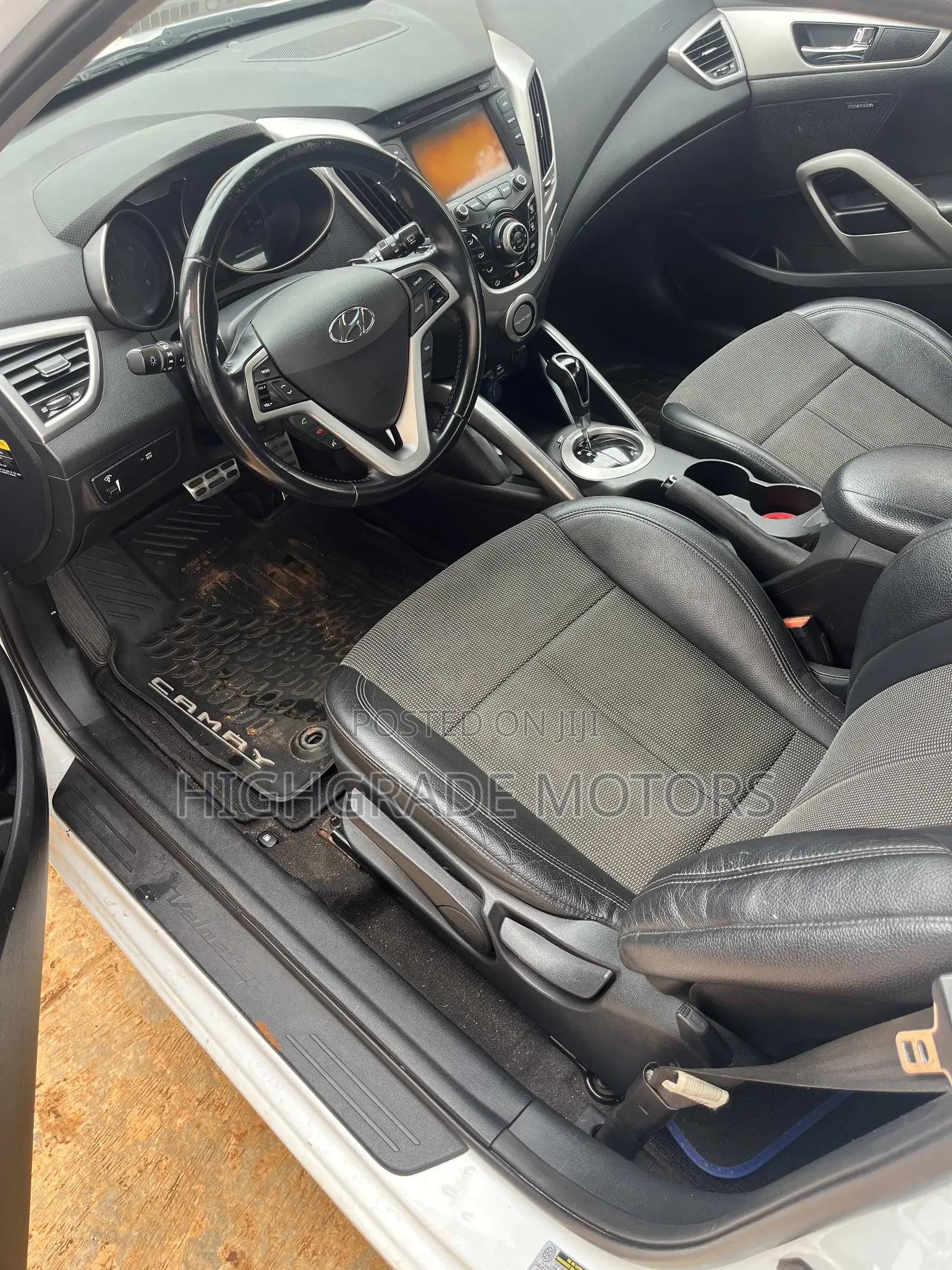 Hyundai Veloster 3dr Hatchback w/Black Interior (1.6L 4cyl 6AM) 2015