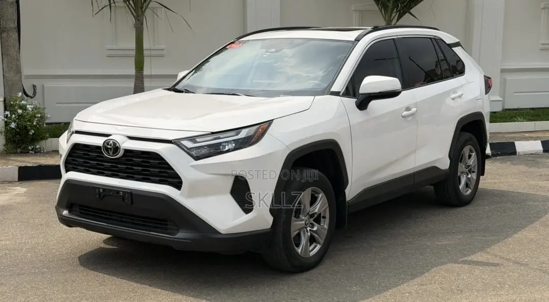 Toyota RAV4 XLE Premium AWD 2023 White