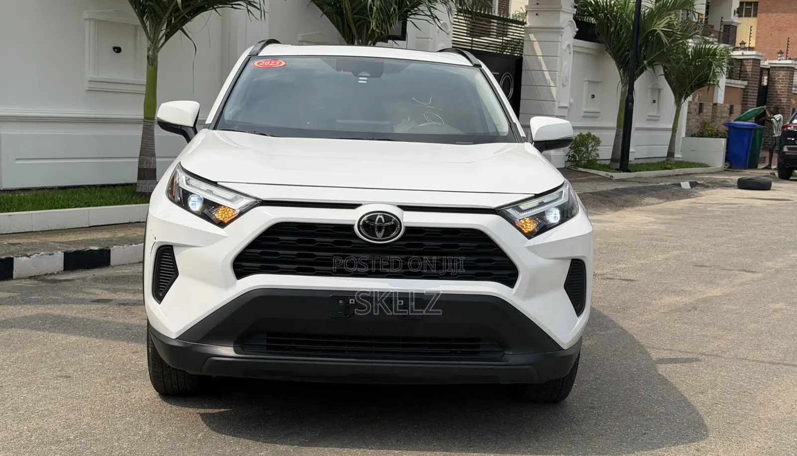 Toyota RAV4 XLE Premium AWD 2023 White