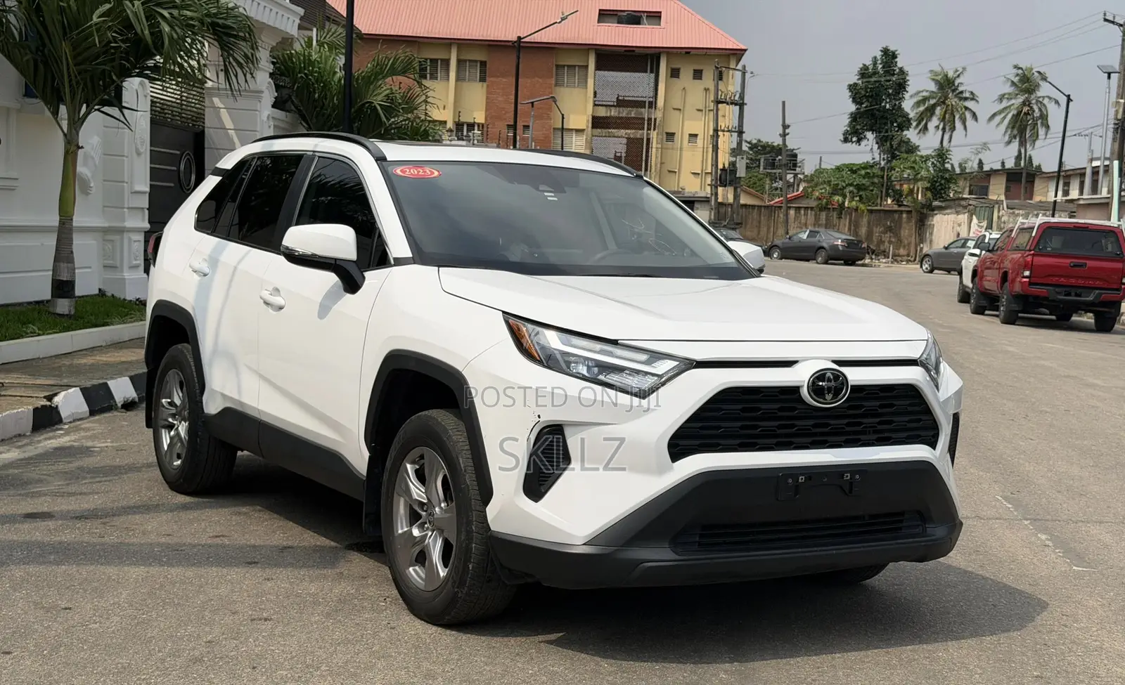 Toyota RAV4 XLE Premium AWD 2023 White