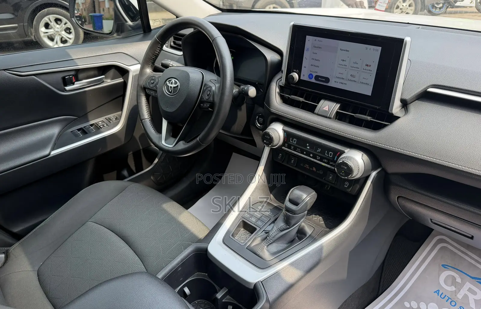 Toyota RAV4 XLE Premium AWD 2023 White