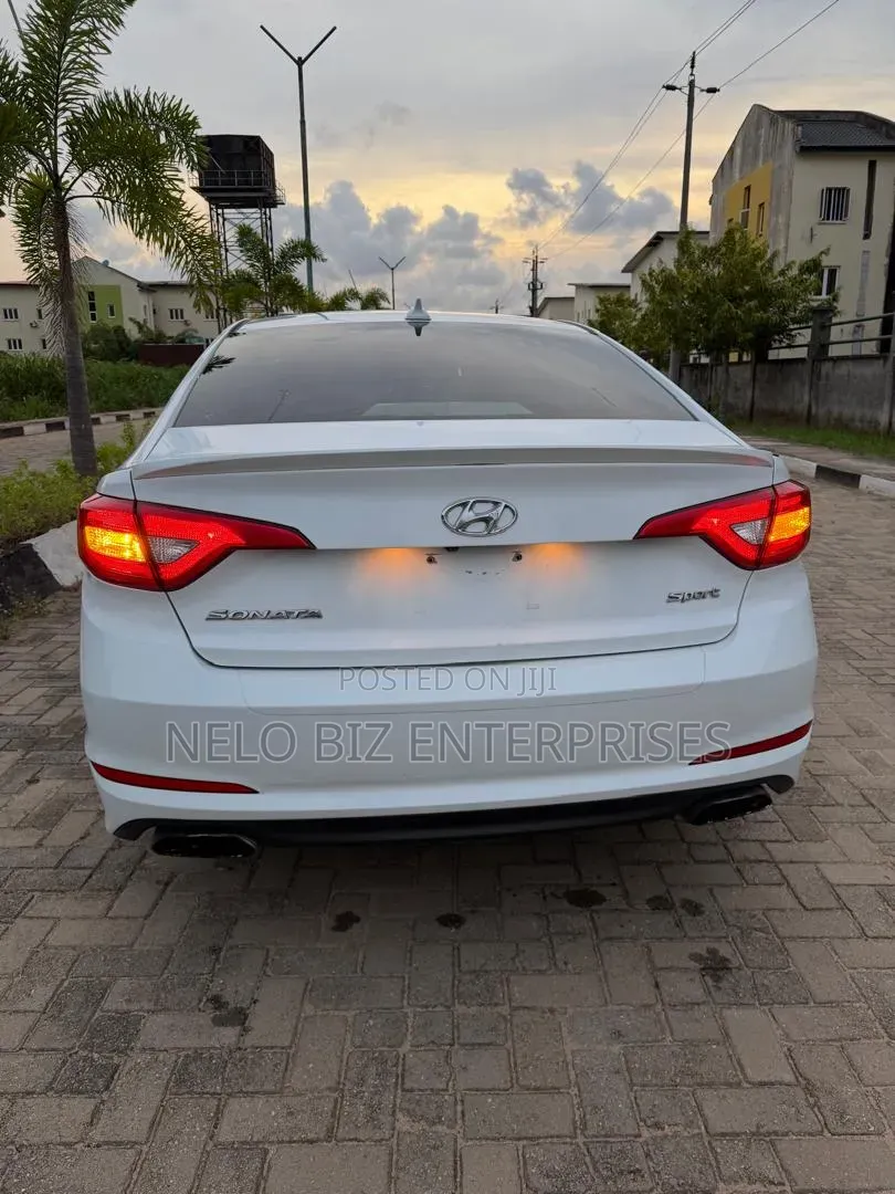 Hyundai Sonata SE 4dr Sedan (2.4L 4cyl 6A) 2015 White