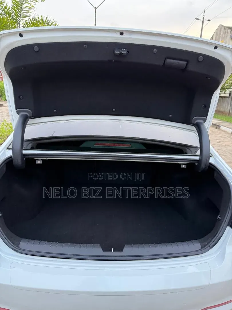 Hyundai Sonata SE 4dr Sedan (2.4L 4cyl 6A) 2015 White