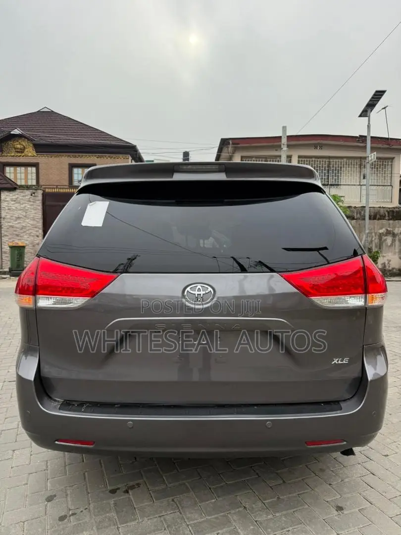 Toyota Sienna XLE 7-Passenger 4dr Minivan AWD (3.5L 6cyl 6A) 2014 Gray
