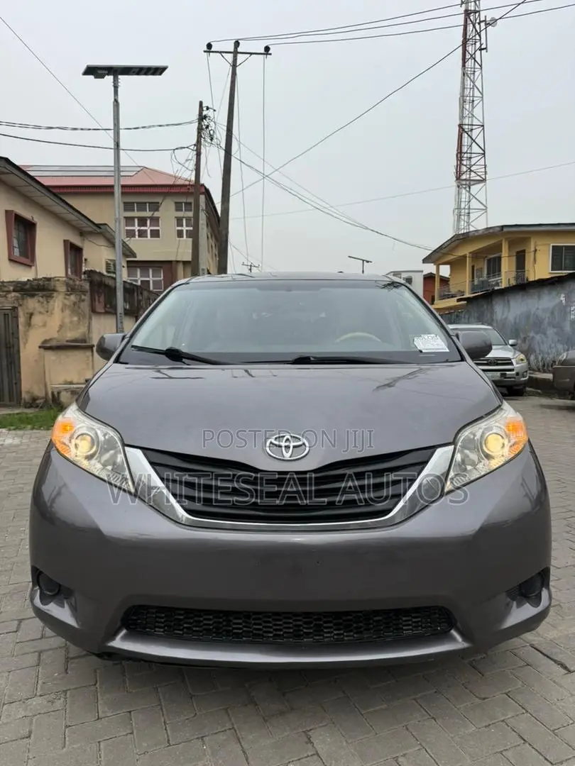 Toyota Sienna XLE 7-Passenger 4dr Minivan AWD (3.5L 6cyl 6A) 2014 Gray