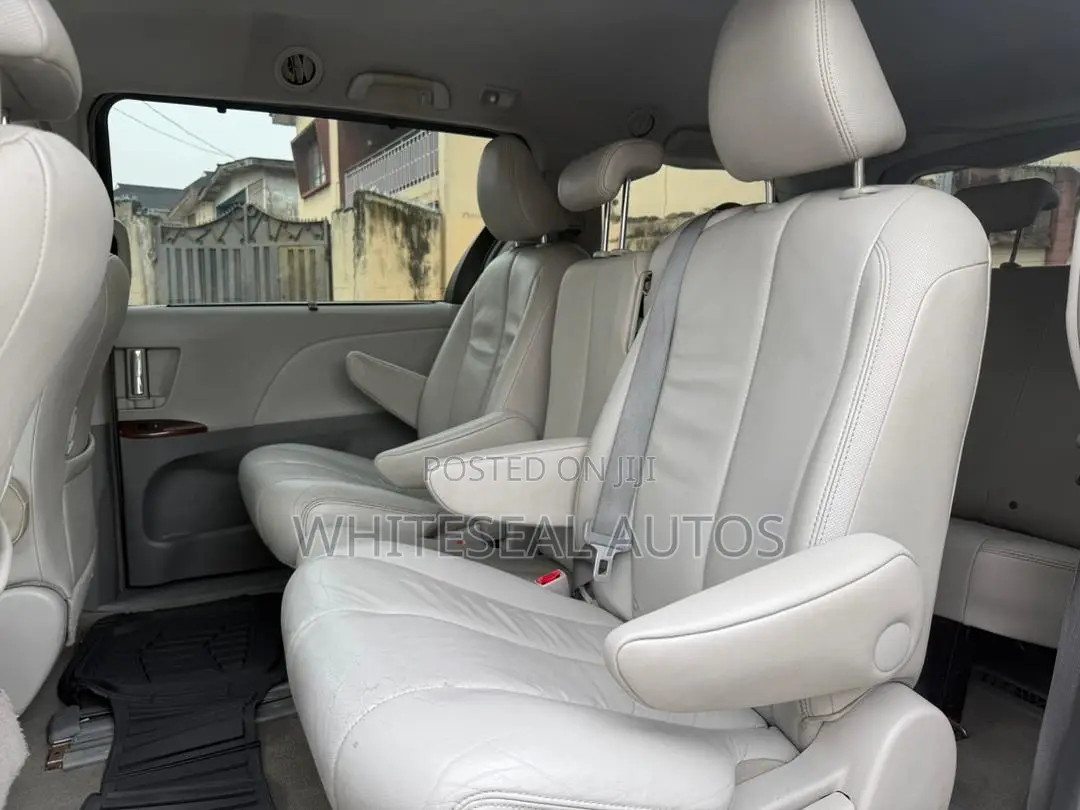 Toyota Sienna XLE 7-Passenger 4dr Minivan AWD (3.5L 6cyl 6A) 2014 Gray