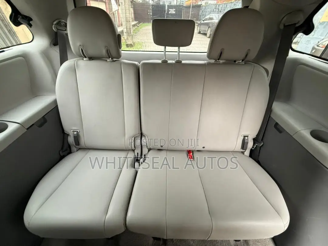Toyota Sienna XLE 7-Passenger 4dr Minivan AWD (3.5L 6cyl 6A) 2014 Gray