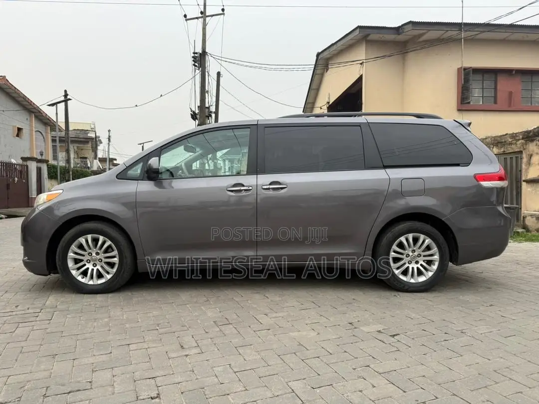 Toyota Sienna XLE 7-Passenger 4dr Minivan AWD (3.5L 6cyl 6A) 2014 Gray