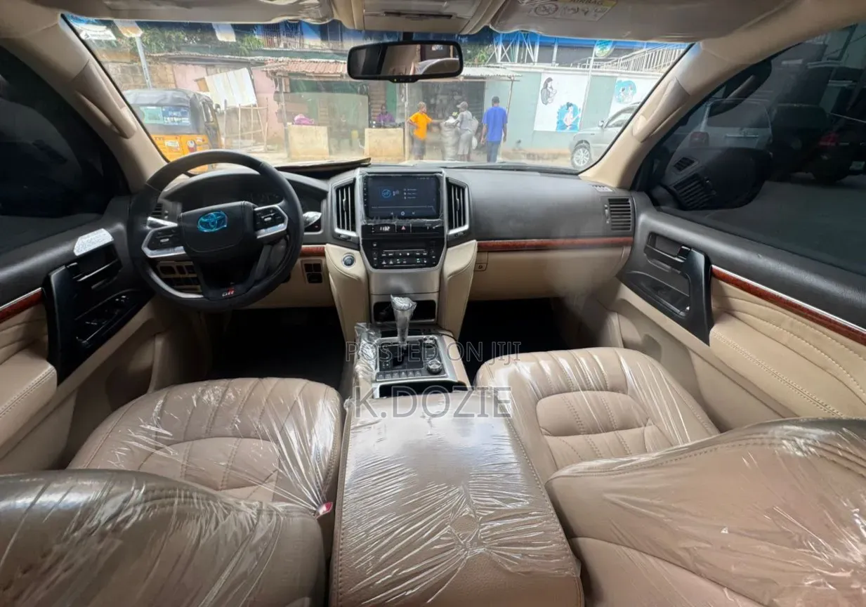 Toyota Land Cruiser 5.7 V8 2013 Black