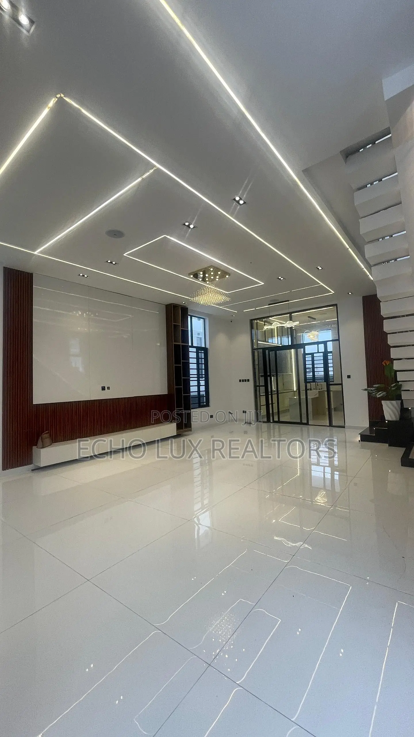 Furnished 5bdrm Duplex in Chevron for sale