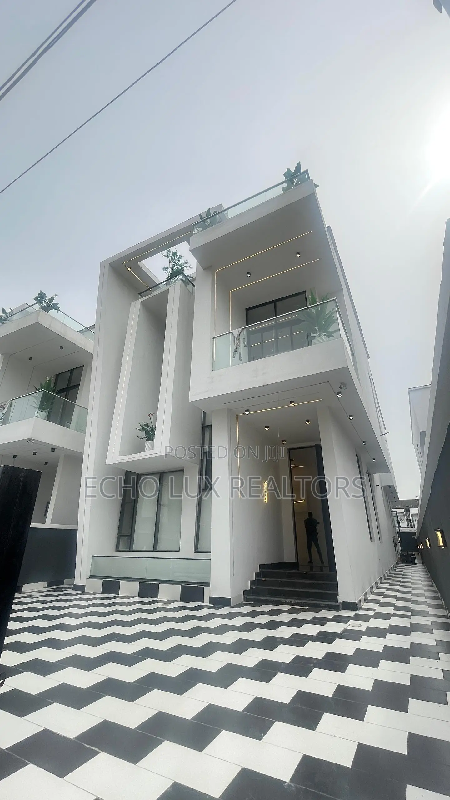 Furnished 5bdrm Duplex in Chevron for sale