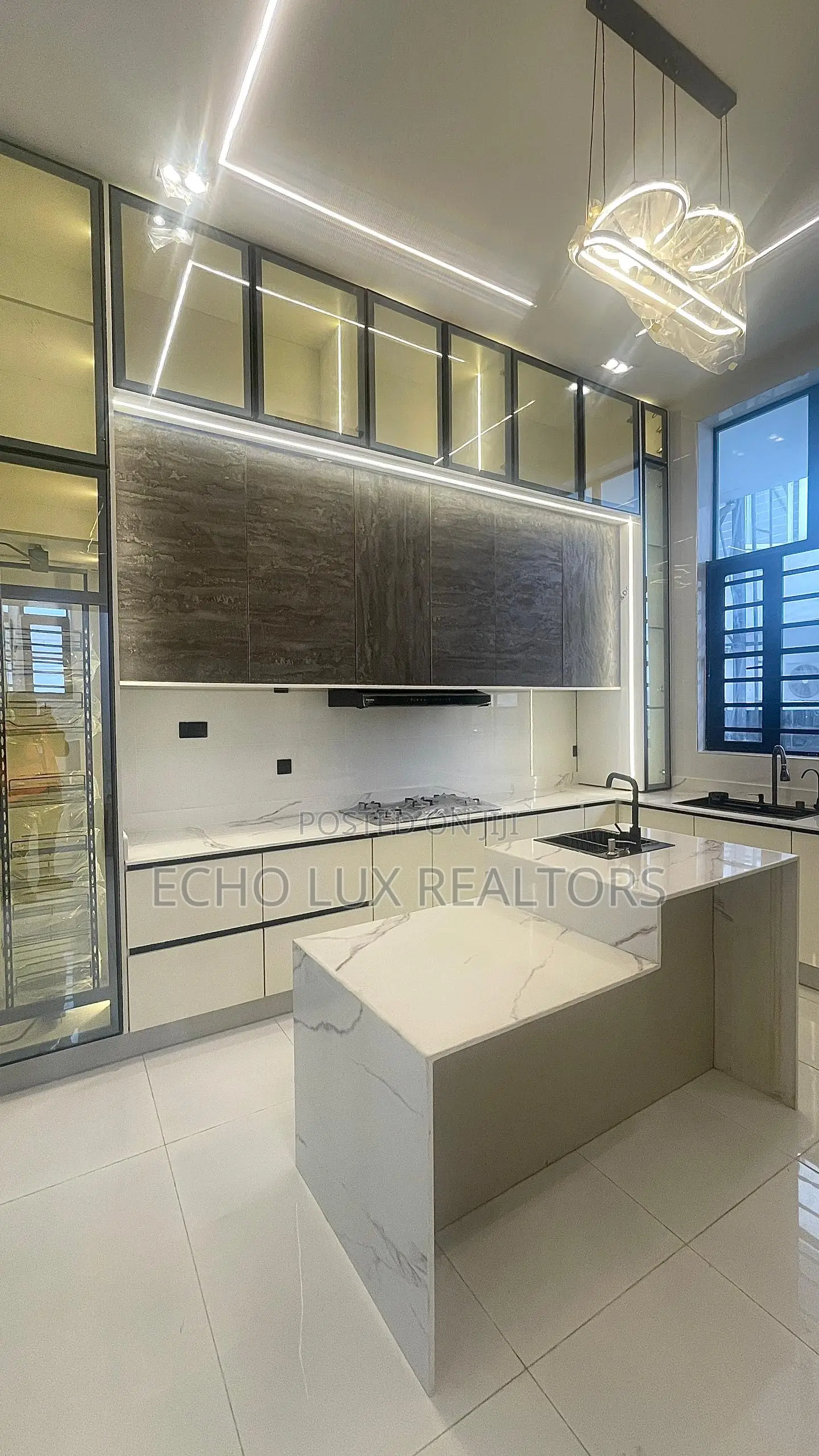 Furnished 5bdrm Duplex in Chevron for sale